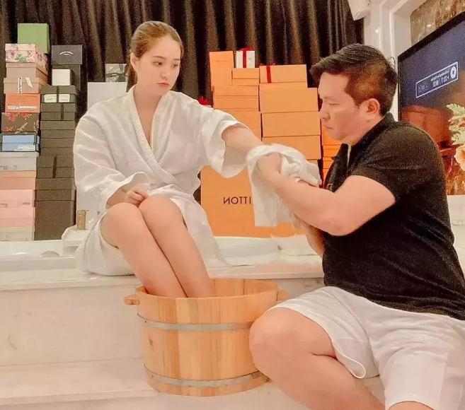 Thông qua việc này có thể thấy doanh nhân Quốc Vũ yêu thương vợ con nhường nào.