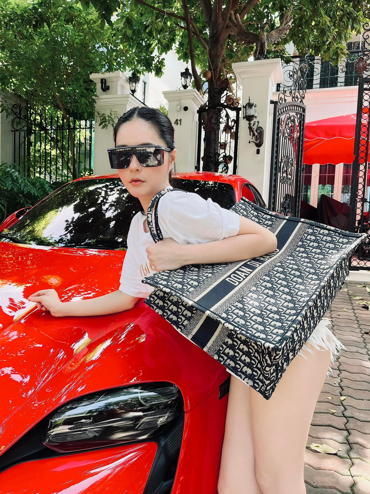 Đoàn Di Băng từ lâu được biết đến với danh xưng "ca sĩ lấy chồng đại gia".