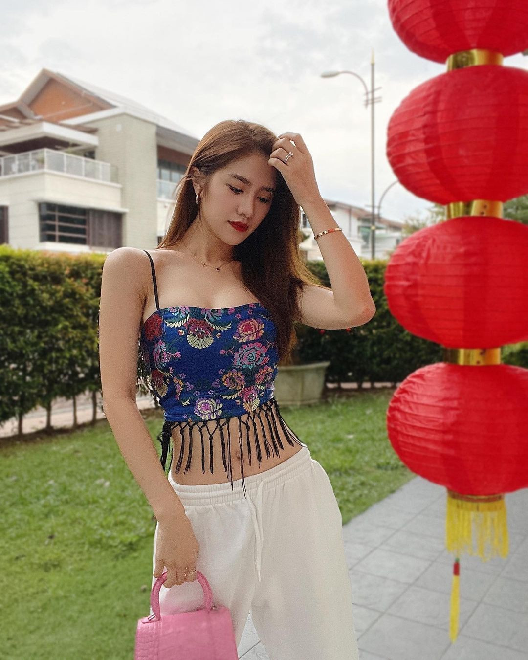 Đặc biệt, hot girl này còn ghi điểm với chiều cao vượt trội và đôi chân dài miên man.