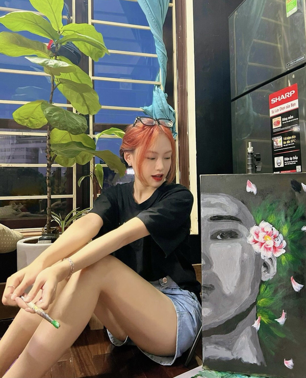 Ngay sau khi được biết đến, danh tính của cô gái này cũng được cõi mạng tò mò, tìm hiểu.