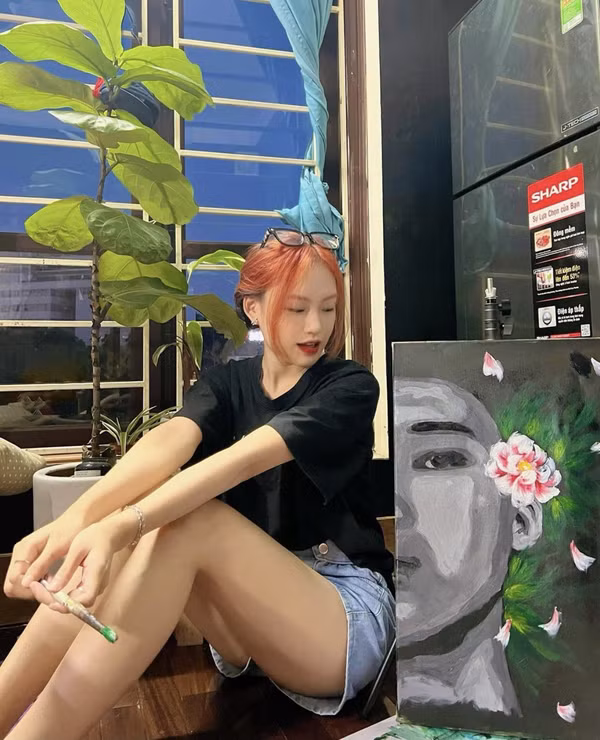 Ngay sau khi được biết đến, danh tính của cô gái này cũng được cõi mạng tò mò, tìm hiểu.