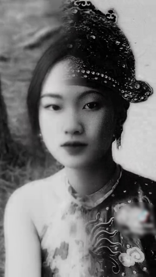 Tuy nhiên, sau khi đoạn clip được đăng tải lên mạng xã hội TikTok, hầu hết người xem đều bất ngờ và công nhận rằng cô gái này có khuôn mặt thật sự rất giống Nam Phương hoàng hậu.