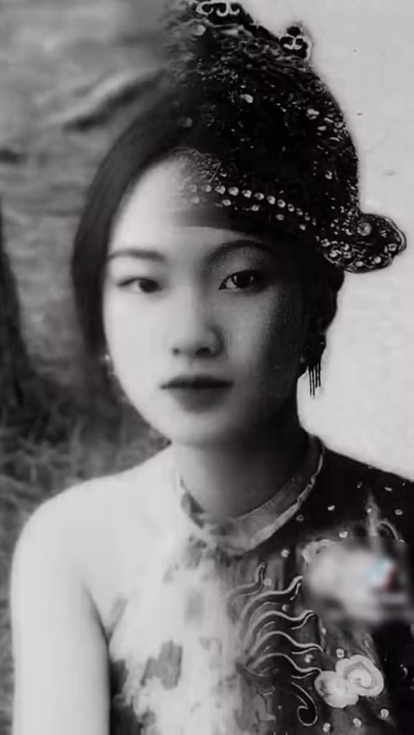 Tuy nhiên, sau khi đoạn clip được đăng tải lên mạng xã hội TikTok, hầu hết người xem đều bất ngờ và công nhận rằng cô gái này có khuôn mặt thật sự rất giống Nam Phương hoàng hậu.