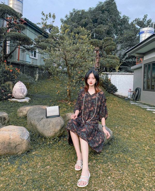 Được biết chủ nhân của đoạn clip này cũng chính là cô gái, cô cho hay bởi có vài người nói cô giống Nam Phương hoàng hậu, nên cô nàng đã quyết định làm clip so sánh này và đăng tải cho mọi người xem liệu lời nhận xét ấy có đúng hay không.