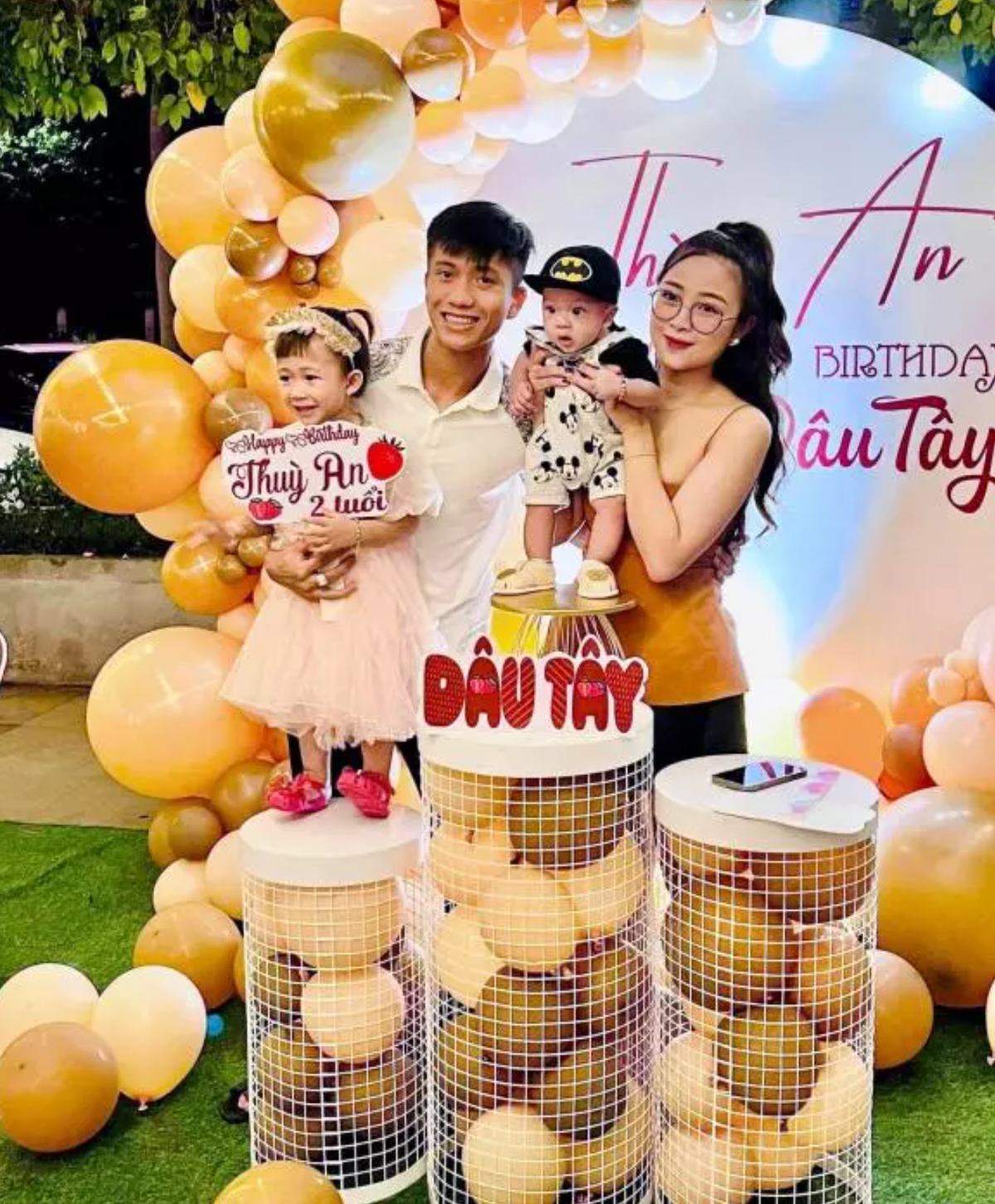 Mới đây trên trang cá nhân, Phan Văn Đức có chia sẻ gây chú ý. Theo đó, anh và bà xã Nhật Linh tổ chức sinh nhật cho con gái Dâu Tây tròn 2 tuổi. Bên cạnh buổi tiệc cư dân mạng còn chú ý đến nhan sắc của nàng WAG Võ Nhật Linh.