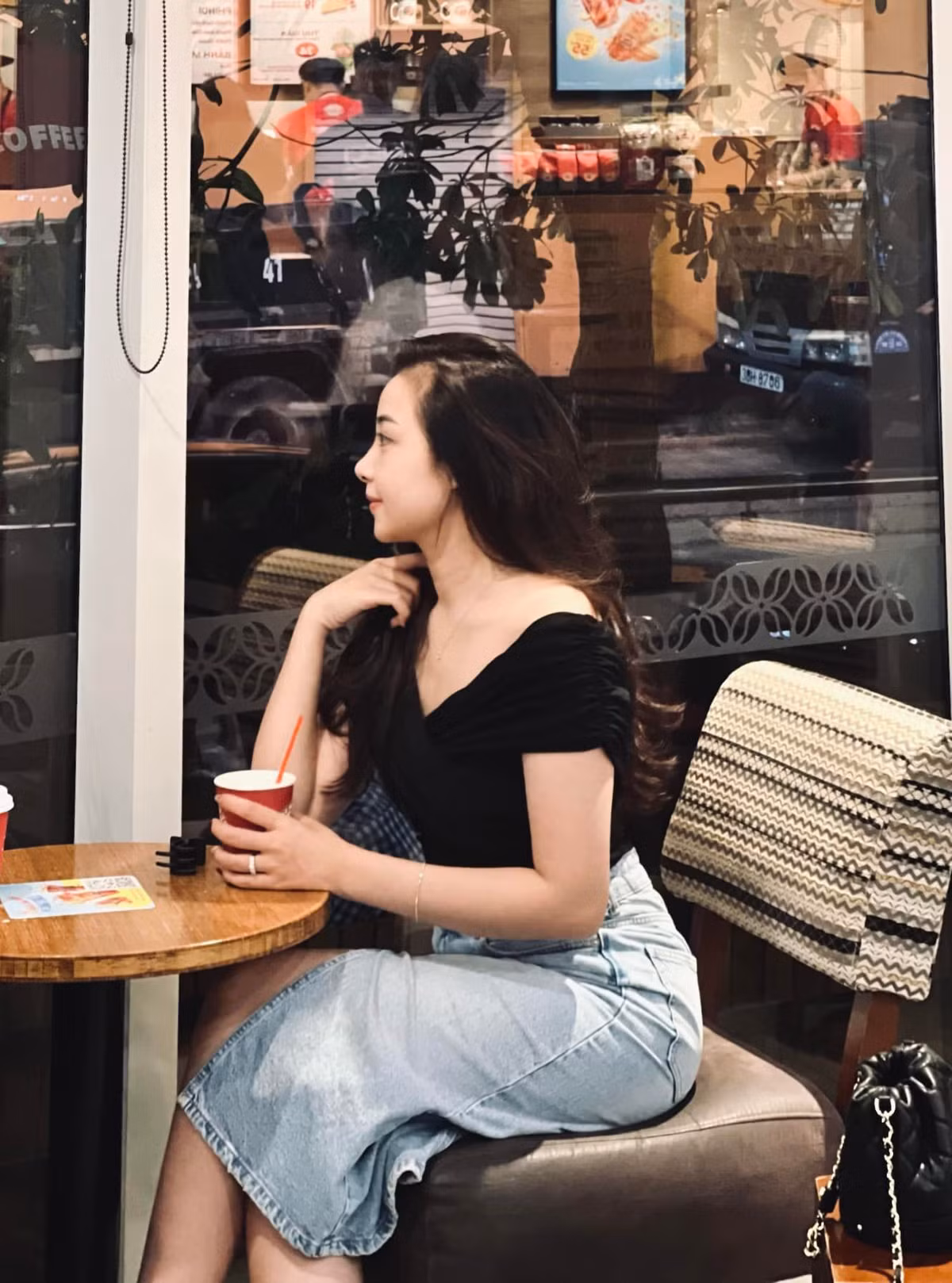 Dù sắc vóc ngoài đời thực có phần kém xinh hơn ảnh mạng nhưng netizen cũng phải công nhận Võ Nhật Linh vẫn xinh đẹp, nhẹ nhàng đúng chuẩn cô giáo.