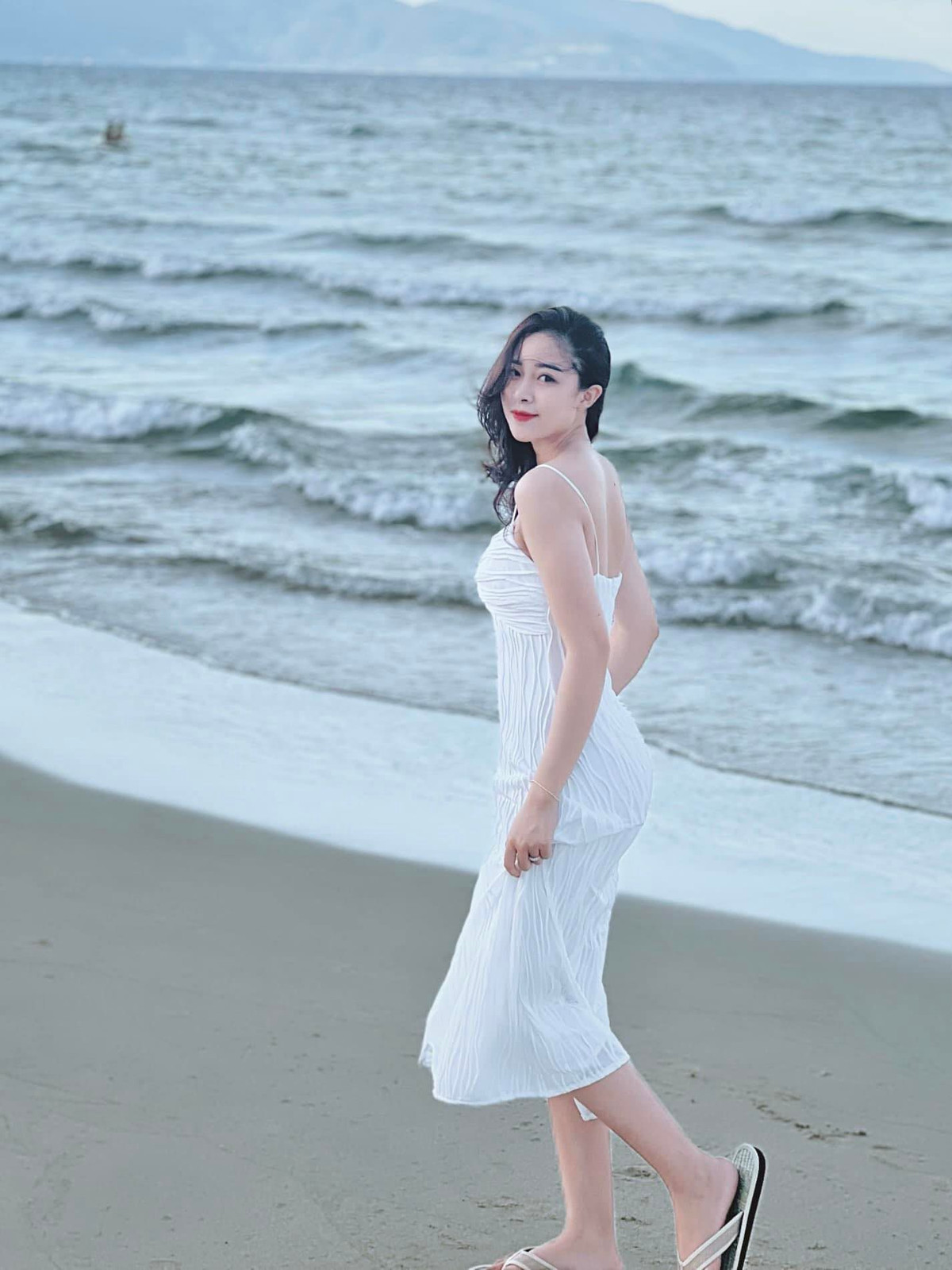 Ở phần bình luận, ngoài ngưỡng mộ gia đình hạnh phúc, cư dân mạng còn dành lời khen đến ngoại hình của cô giáo hot girl Nhật Linh.