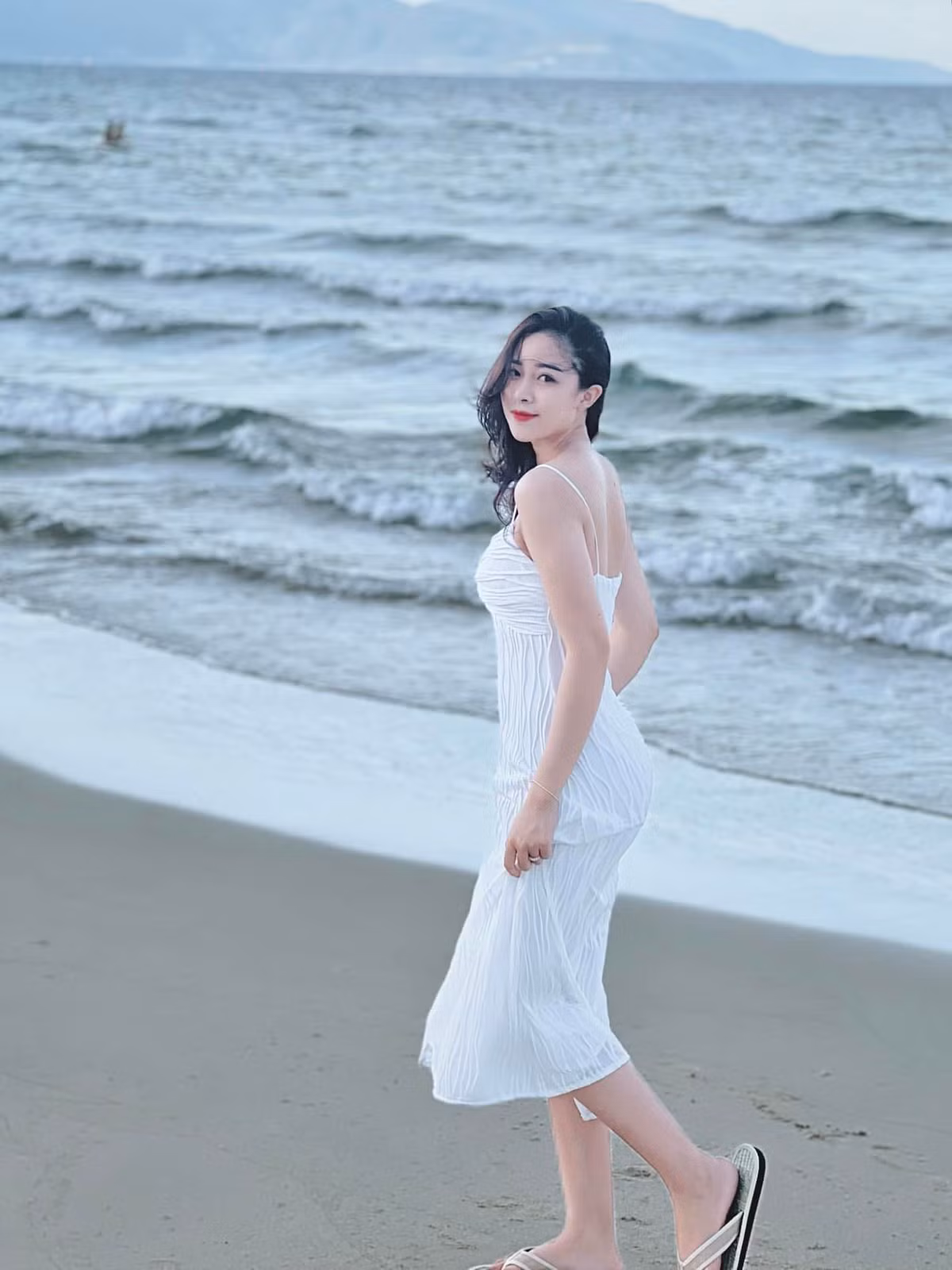 Ở phần bình luận, ngoài ngưỡng mộ gia đình hạnh phúc, cư dân mạng còn dành lời khen đến ngoại hình của cô giáo hot girl Nhật Linh.