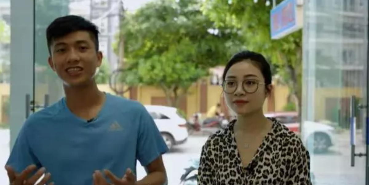 Lên MXH lung linh là vậy, tuy nhiên netizen bất ngờ hơn khi thấy nhan sắc của vợ Phan Văn Đức trong đoạn video được chàng cầu thủ đăng tải cách đây không lâu, Nhật Linh lộ vóc dáng tròn trịa.