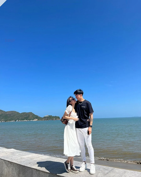 Sau khi công khai mối quan hệ tình cảm cùng top 10 Hoa hậu Việt Nam 2020 - Doãn Hải My, chàng hậu vệ gốc Thái Bình ngày càng thể hiện độ mê bạn gái.