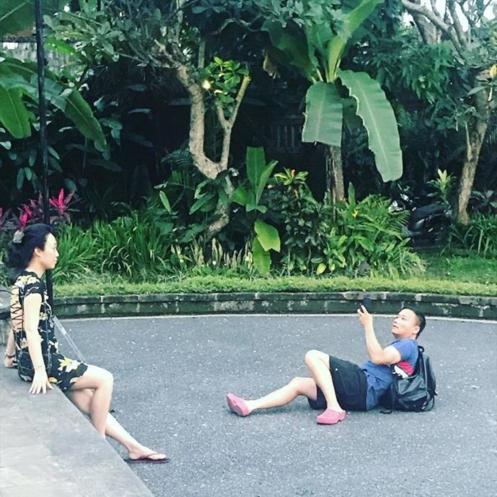 Họ không chỉ lăn xả leo lên cây, nằm trên đường phố đông đúc để có được tấm hình ưng ý cho người yêu mà còn đảm nhận nhiều nhiệm vụ như bảo vệ an ninh cho thân chủ, cu li xách đồ…cho "nóc nhà" của mình.