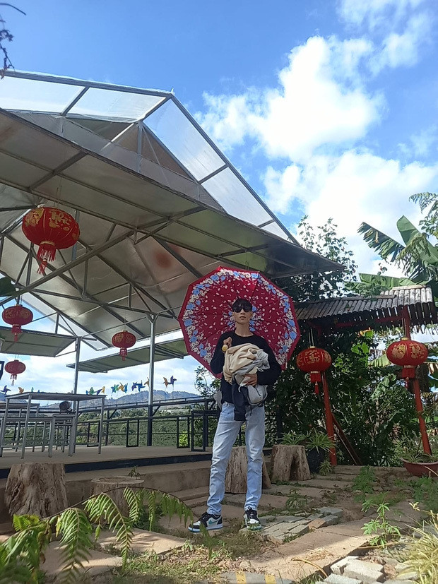 Dân tình cho rằng nếu cô nàng nào may mắn có được chàng trai tuyệt vời như vậy thì phải giữ thật kĩ. Bởi lẽ không phải người đàn ông nào cũng sẵn sàng lăn xả để chụp cho bạn gái bức hình thật đẹp làm kỉ niệm. Ảnh: Group Ghiền Đà Lạt