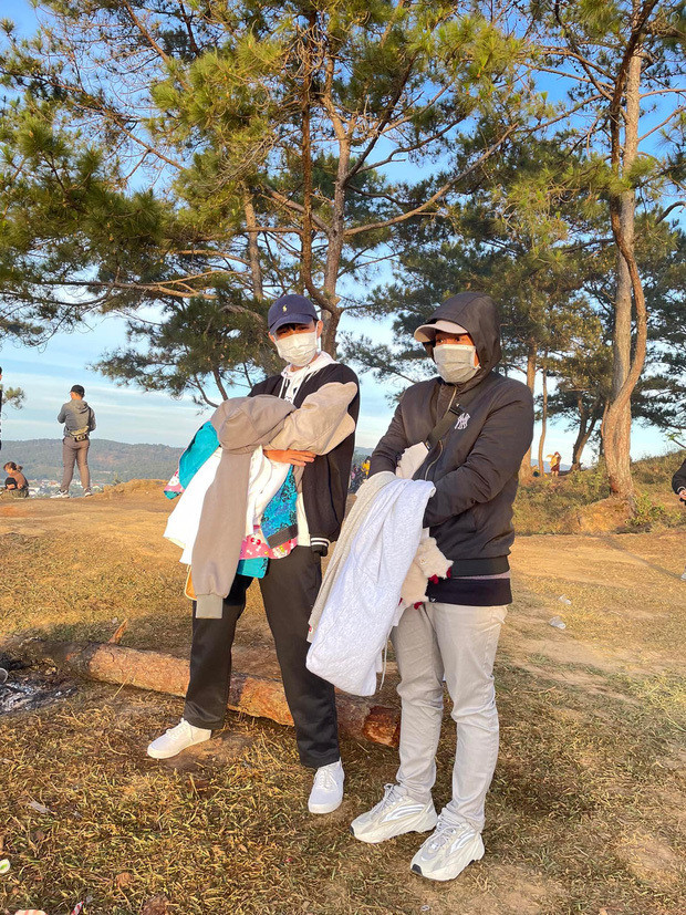 Mỗi lần chụp, đồ không biết để đâu cho tiện, chị em liền biến luôn người yêu thành giá treo đồ. Ảnh: Group Ghiền Đà Lạt