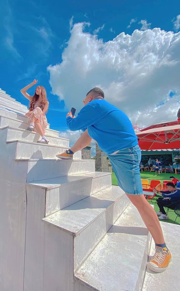 Nhiều chàng trai chẳng ngại ngần đứng dưới nắng hàng tiếng đồng đồ để chụp đi chụp lại chỉ một kiểu ảnh cho bạn gái.