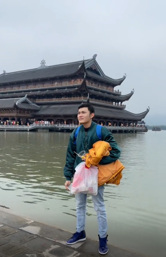 Không phải ai cũng sẵn sàng lăn xả như vậy để chụp ảnh cho người yêu. Ảnh: Group Ghiền Đà Lạt