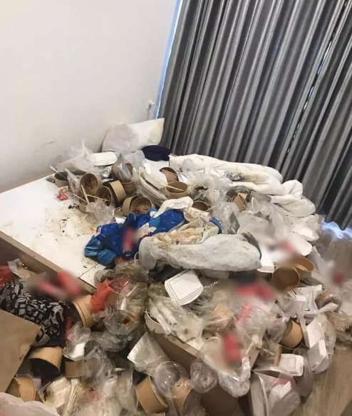 Từ hình ảnh chia sẻ cho thấy, căn phòng ngập rác thải, bày bừa, chất thành từng đống từ nền nhà lên giường. Chủ nhà và an ninh cũng phải sốc, bởi khi mở cửa ra mùi hôi thối, dòi bọ lúc nhúc quanh nhà. Ảnh: Tổ buôn thành phố