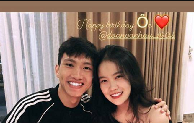 Cầu thủ Đoàn Văn Hậu và bạn gái cũ công khai hẹn hò vào tháng 4/2019, đúng ngày sinh nhật của anh chàng.