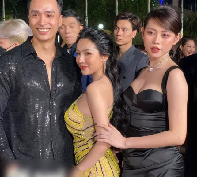 Nhiều khán giả đã để lại những nhận xét về nhan sắc đời thường này của Việt Phương Thoa. Đa số mọi người đều dành lời khen ngợi cho ngoại hình nữ TikToker: "Xinh quá", "Cam thường đỉnh thật",...