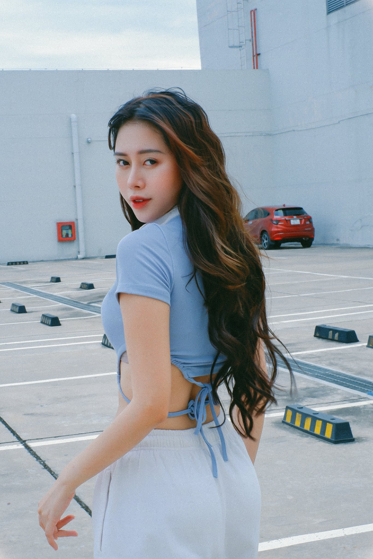 So với các hình ảnh đăng tải trên mạng xã hội, diện mạo thực của cô không có quá nhiều khác biệt.