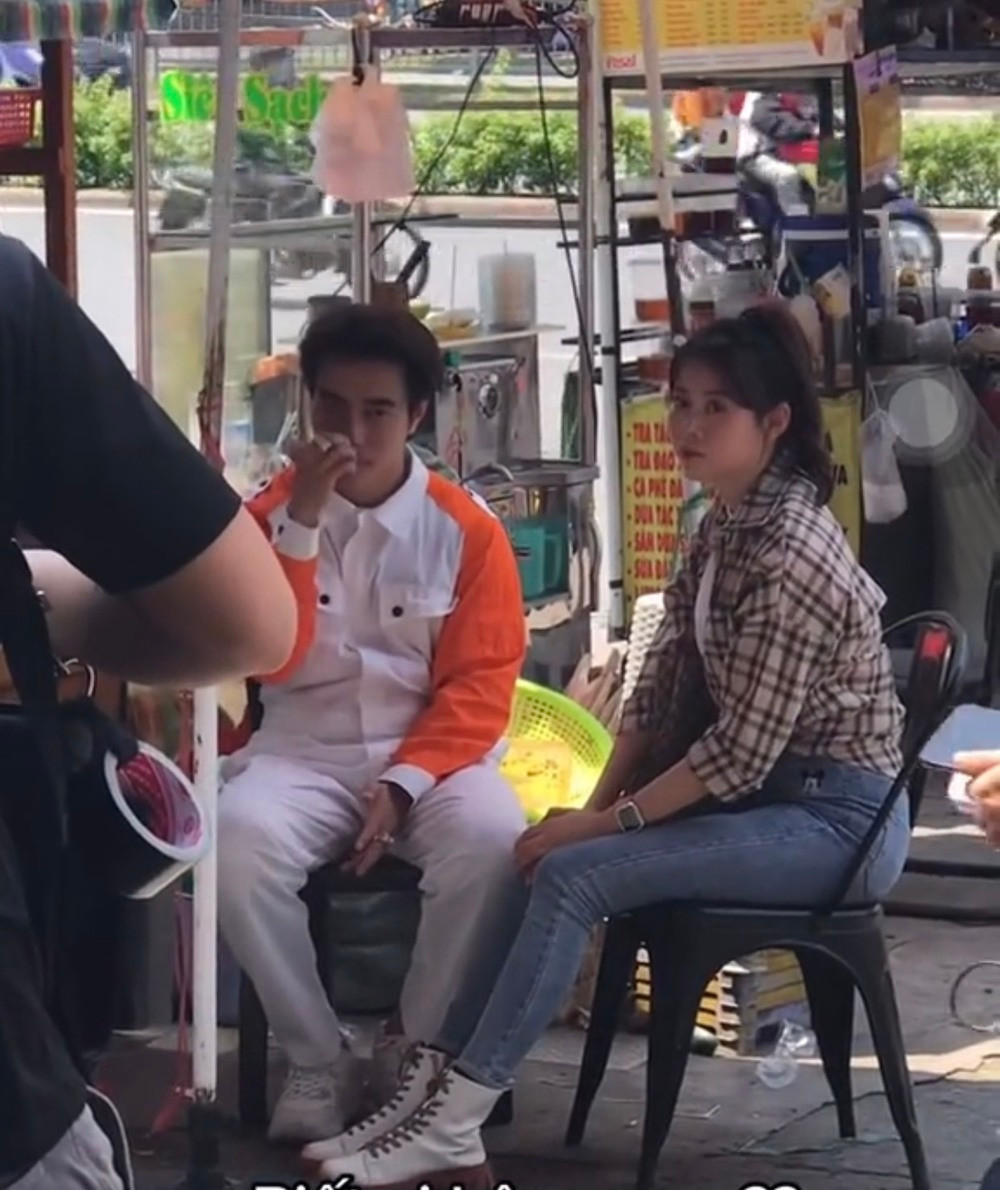 Có thể thấy bỏ đi lớp "filter" ảo, cô nàng vẫn đẹp bất chấp camera thường. Cô ghi điểm với gương mặt thon gọn, sống mũi cao và làn da mịn màng.