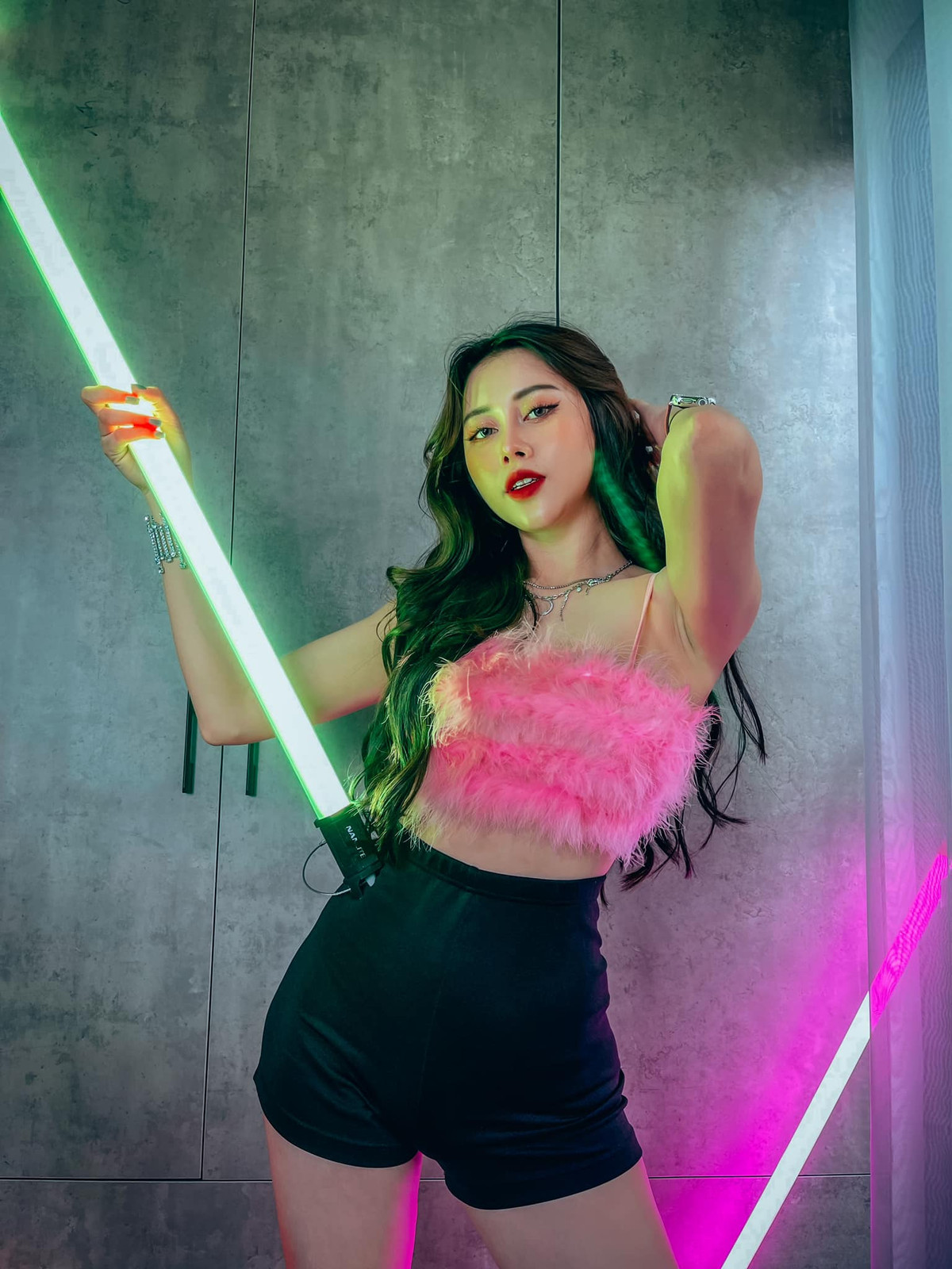 Dù không lung linh bằng những khung ảnh tự đăng, song "chủ tịch triệu view" vẫn giữ được những đường nét xinh đẹp tự nhiên. Ảnh: FBNV