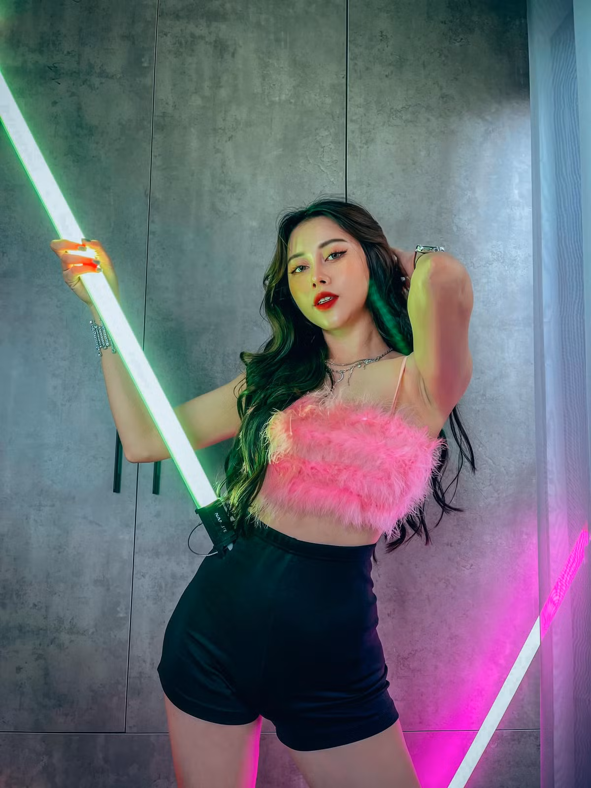 Dù không lung linh bằng những khung ảnh tự đăng, song "chủ tịch triệu view" vẫn giữ được những đường nét xinh đẹp tự nhiên. Ảnh: FBNV