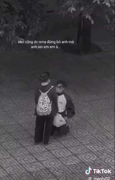 Mới đây trên MXH TikTok xuất hiện đoạn clip ghi lại cảnh chàng trai quỳ gối trước bạn gái, van xin cô đừng chia tay mình. Ảnh: Chụp màn hình