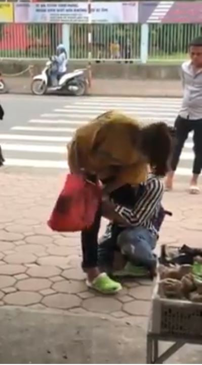 Có người quỳ hàng giờ trước cửa nhà trọ, nơi công cộng, kèm theo hoa, thông điệp ướt át chỉ mong nàng hết giận.