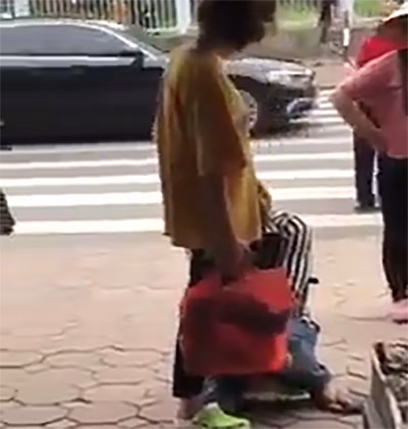 Minh chứng là trước đây, có khá nhiều chàng trai đã quỳ gối với mục đích xin người yêu tha thứ từng gây xôn xao trên MXH.