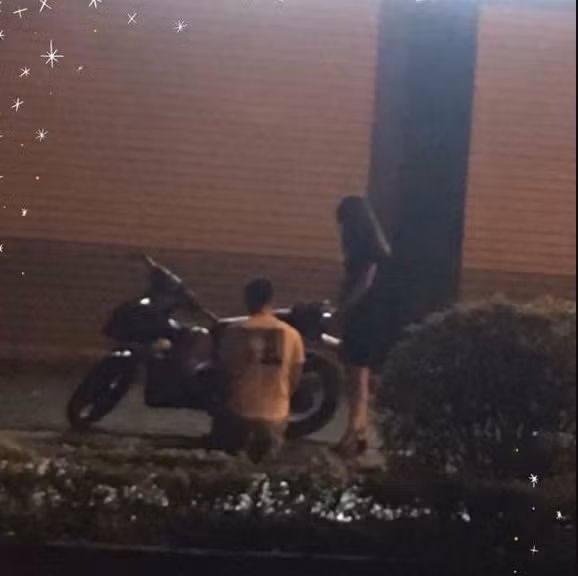 Hành động quỳ gối xin lỗi người yêu của chàng trai nhận phải nhiều ý kiến trái chiều.