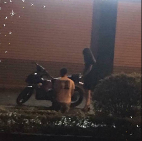 Hành động quỳ gối xin lỗi người yêu của chàng trai nhận phải nhiều ý kiến trái chiều.