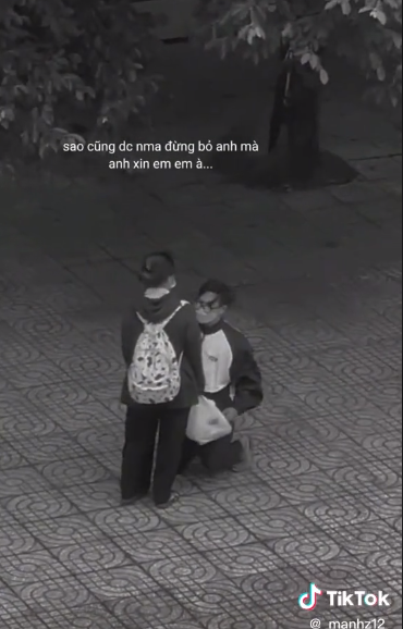 Mới đây trên MXH TikTok xuất hiện đoạn clip ghi lại cảnh chàng trai quỳ gối trước bạn gái, van xin cô đừng chia tay mình. Ảnh: Chụp màn hình