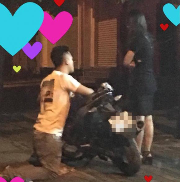 Hình ảnh chàng trai quỳ gối xin lỗi người yêu hàng giờ từng gây xôn xao cộng đồng mạng.