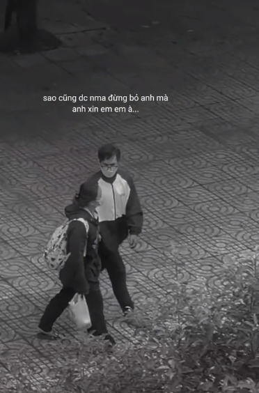 Theo đó chàng trai lụy tình này đã liên tục chạy đi chạy lại để van xin cô gái khiến cư dân mạng không khỏi xót xa. Ảnh: Chụp màn hình