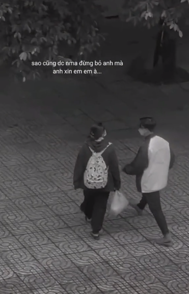 Thậm chí có lúc chàng trai phải quỳ gối trước mặt để được cô gái đồng ý dù đối phương liên tục quay mặt đi. Ảnh: Chụp màn hình