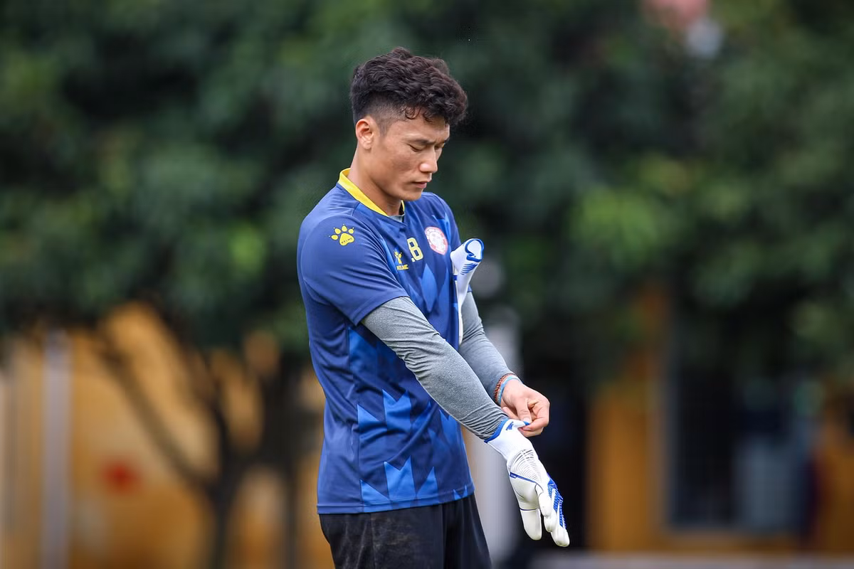 Bắt đầu nổi lên từ giải U23 Châu Á ở Thường Châu, Trung Quốc, ngoài luyện tập chuyên môn, thủ môn Bùi Tiến Dũng còn nhận được nhiều lời mời làm mẫu ảnh, người đại diện cho không ít nhãn hàng.