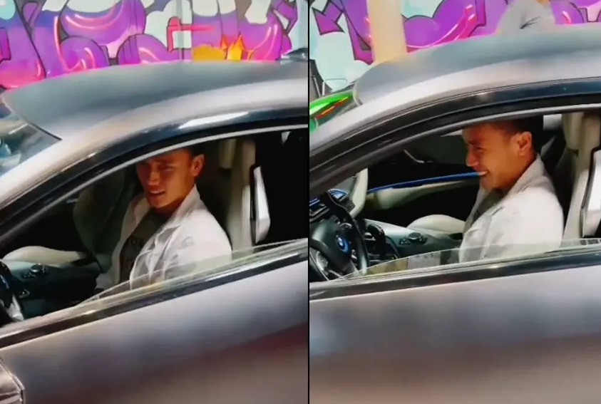 Ban đầu, chàng thủ môn rinh về cho mình chiếc Mercedes GLC 250 có giá bán trên thị trường khoảng 2 tỷ đồng. Sau đó chàng "thủ môn quốc dân" từng bị bắt gặp đang lái chiếc BMW i8 có giá bán dao động từ 7 - 8 tỷ đồng.