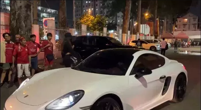 Bùi Tiến Dũng ra sân thi đấu bằng Porsche 718 Cayman màu trắng trong trận CLB TP HCM với CLB Hải Phòng. Giá trị chiếc xe này khoảng 3 tỷ đồng.