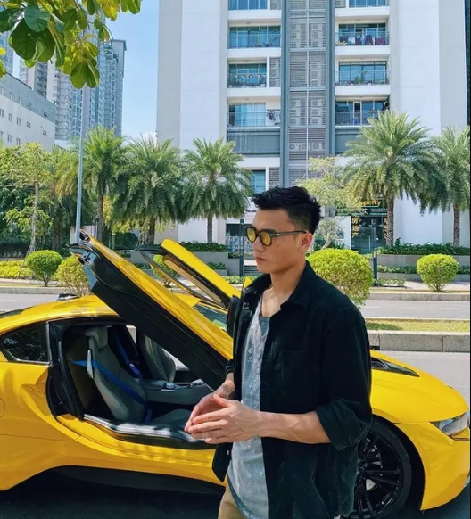 Có thu nhập cực tốt từ việc làm mẫu ảnh, nhận quảng cáo nên dễ hiểu Bùi Tiến Dũng đang tận hưởng cuộc sống sung túc, sắm vô số siêu xe đắt tiền.