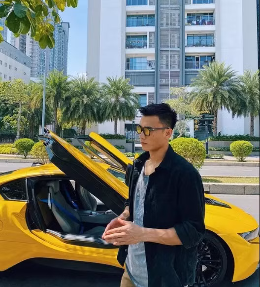 Có thu nhập cực tốt từ việc làm mẫu ảnh, nhận quảng cáo nên dễ hiểu Bùi Tiến Dũng đang tận hưởng cuộc sống sung túc, sắm vô số siêu xe đắt tiền.