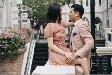 Sở hữu diện mạo xinh xắn cùng khả năng đối nhân xử thế khéo léo đã giúp Linh Rin chiếm trọn trái tim của bạn trai đại gia.