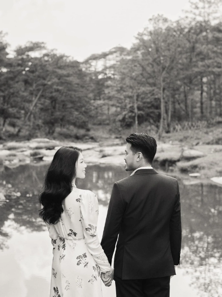 Dù chưa chính thức "về chung một nhà", song cặp đôi vẫn khiến netizen ghen tị với những cử chỉ thân mật, "tình bể bình".