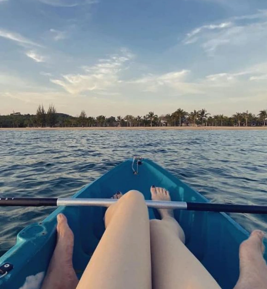 Theo đó cô nàng chia sẻ khoảnh khắc diện bikini khoe "đường cong" gợi cảm bên cạnh Phillip Nguyễn.