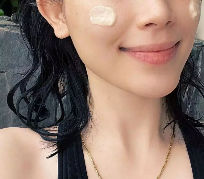 Trước đó, sau khi được con trai của tỷ phú hàng hiệu Johnathan Hạnh Nguyễn "chốt đơn" và rục rịch đám cưới, hot girl Hà thành còn đột nhiên "xuống tóc" làm netizen ngạc nhiên.