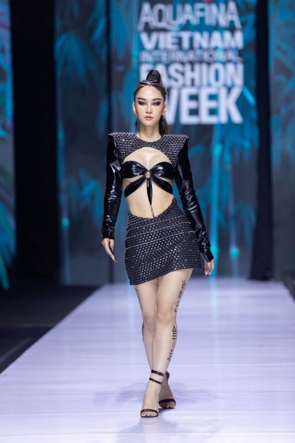 Cô nàng trước đó từng gây tranh cãi khi catwalk trên sàn trình diễn thời trang.