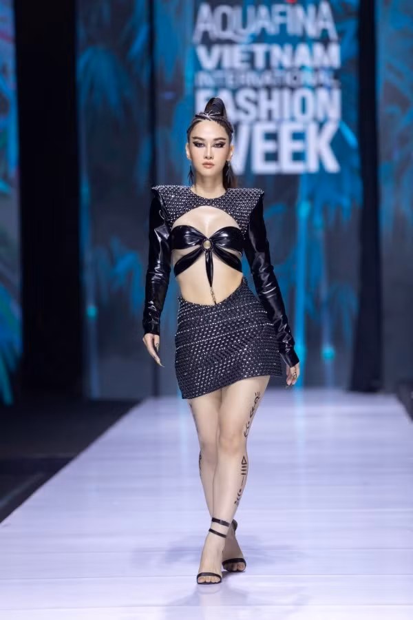 Cô nàng trước đó từng gây tranh cãi khi catwalk trên sàn trình diễn thời trang.