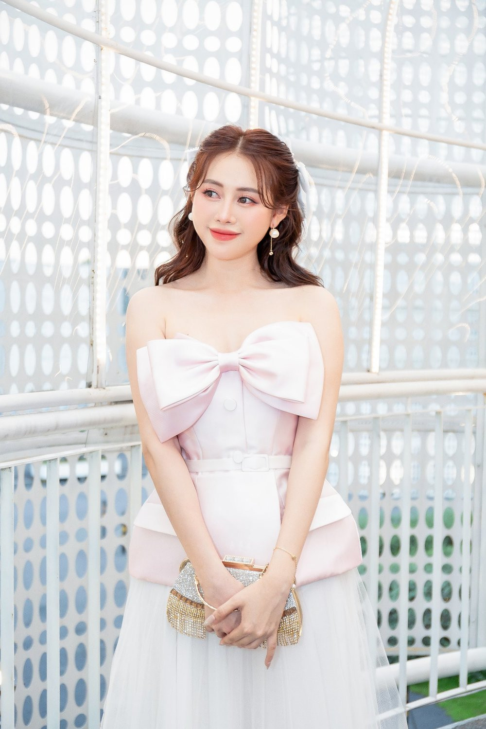 TikToker sinh năm 1998 ngày càng chăm chút ngoại hình hơn khi xuất hiện trước công chúng. Ảnh: FBNV, TikTok Vietphuongthoa98