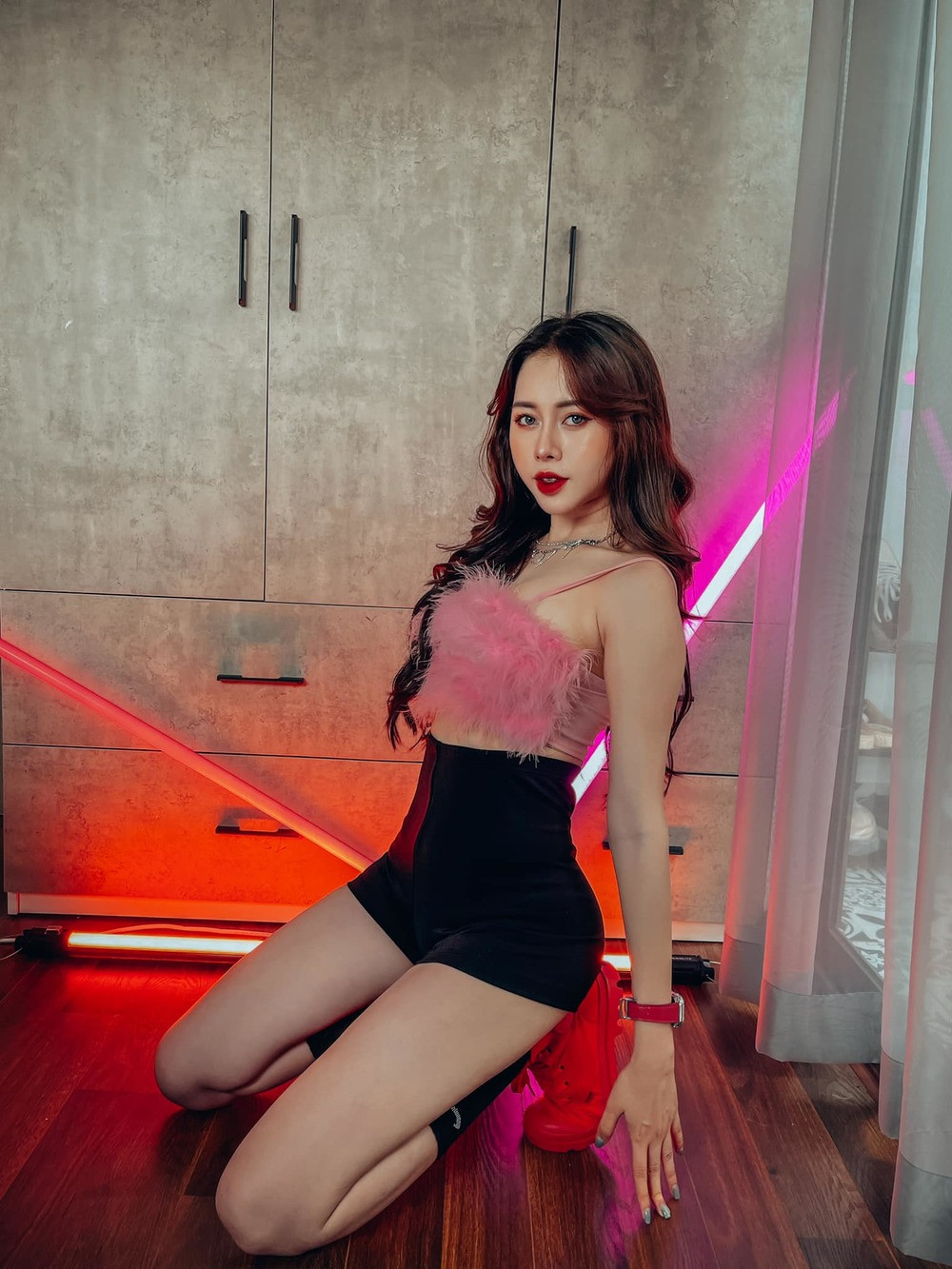 Nhan sắc xinh đẹp và body nóng bỏng là điểm cộng lớn khiến ''chị Google" sinh năm 1998 thu về hàng triệu lượt xem trong các video.