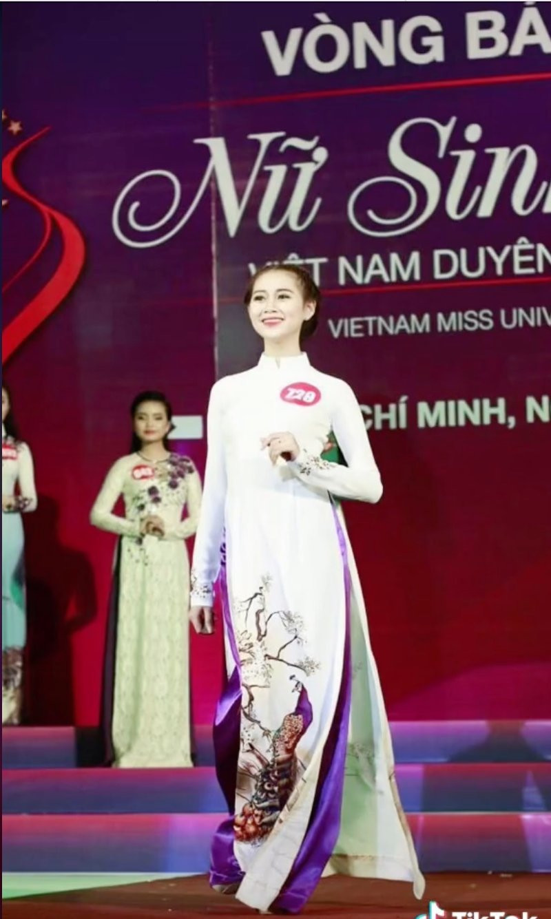 Cụ thể, khi thực hiện màn trình diễn, đôi cao gót giá 100 ngàn được cô mua tại chợ đồ cũ bất ngờ bị cong gót. Tình huống bất ngờ khiến gái xinh 9x không thể tiến sâu vào đêm thi chung kết.