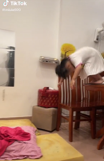 Dưới phần bình luận, các mẹ bỉm không khỏi bất ngờ trước hành động không khác gì con trai của cô bé, thậm chí người mẹ còn chia sẻ đoạn clip với dòng trạng thái hài hước "Con gái nhà cháu thế này đây các bác". Ảnh: Cắt ra từ clip